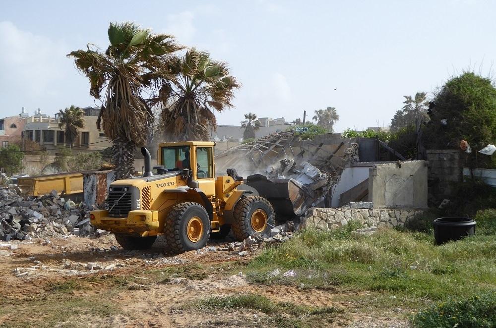 הריסת מבנה ביפו על גבול בת ים. צילום רשות מקרקעי ישראל